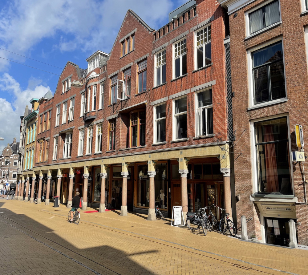 Winkelgalerij met bovenwoningen